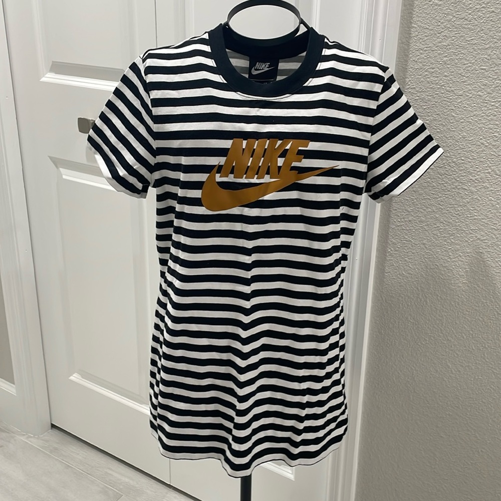 New W/O Tags NIKE Black & White Stripe Tee Women’s SZ XS